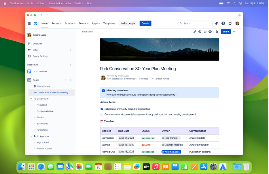 Une fenêtre Safari affichant le site web Confluence sous forme d’app web, avec une barre des menus Confluence et une icône Confluence dans le Dock.